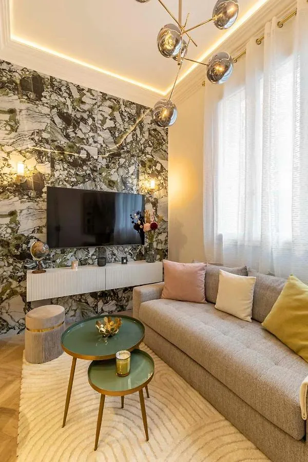 Le Studio Des Champs Elysees Paris Fransa