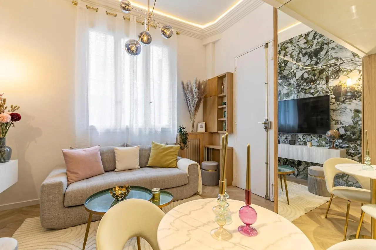 Le Studio Des Champs Elysees Paris Fransa